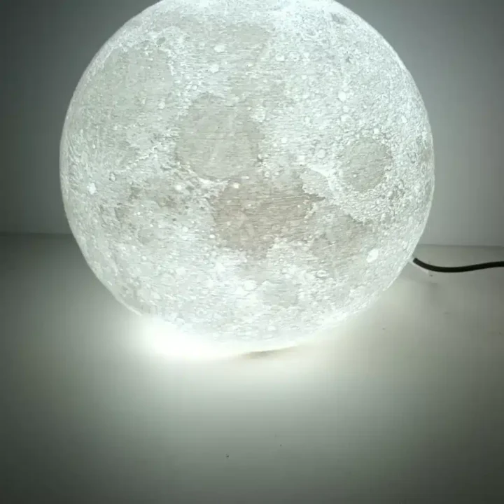 Litophanie de la lune écléré par des LED