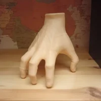 La chose, mains de Mercredi Adams dans Netflix