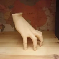 La chose, mains de Mercredi Adams dans Netflix