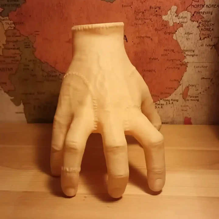 20240113_192342 copie La chose, mains de Mercredi Adams dans Netflix