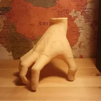 La chose, mains de Mercredi Adams dans Netflix