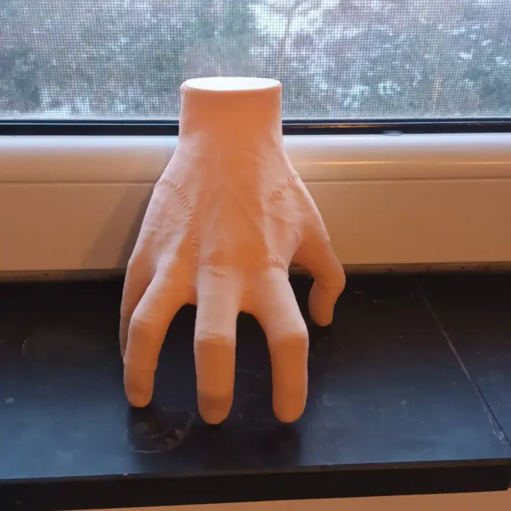 La chose, mains de Mercredi Adams dans Netflix