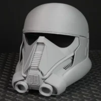 Death Trooper Helmet by Maxtrim3D (1) Casque Death Trooper imprimé en 3D – Kit DIY brut à personnaliser, vue de trois-quarts avant
