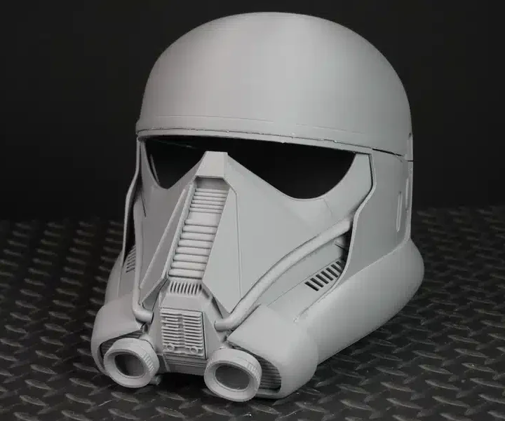 Death Trooper Helmet by Maxtrim3D (1) Casque Death Trooper imprimé en 3D – Kit DIY brut à personnaliser, vue de trois-quarts avant