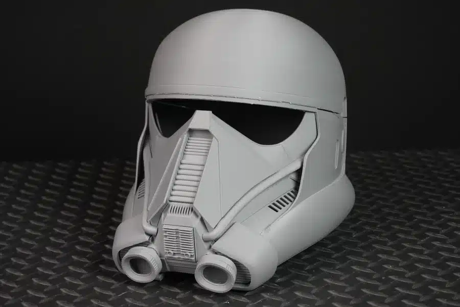 Death Trooper Helmet by Maxtrim3D (1) Casque Death Trooper imprimé en 3D – Kit DIY brut à personnaliser, vue de trois-quarts avant